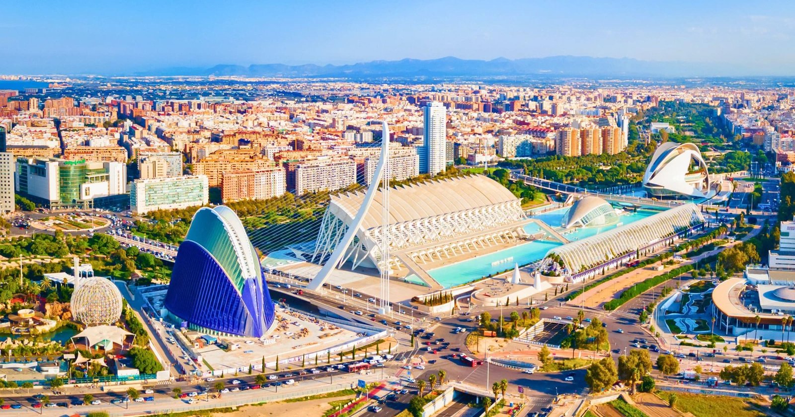 Valencia, con el jardín del Turia y la Ciudad de las Artes y las Ciencias